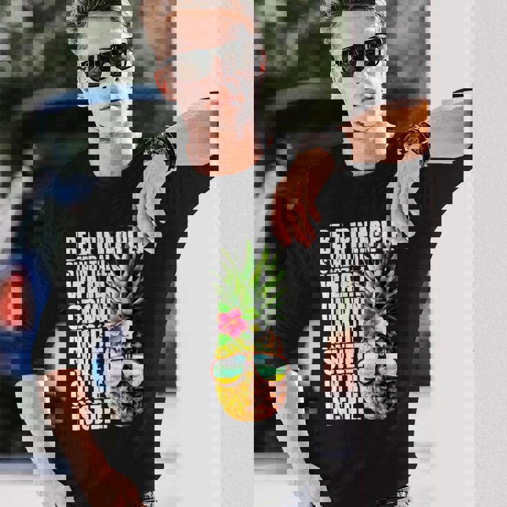 Be A Pineapple Wear A Crownweet Inside アロハ・ハワイパイナップル 長袖Tシャツ 彼への贈り物