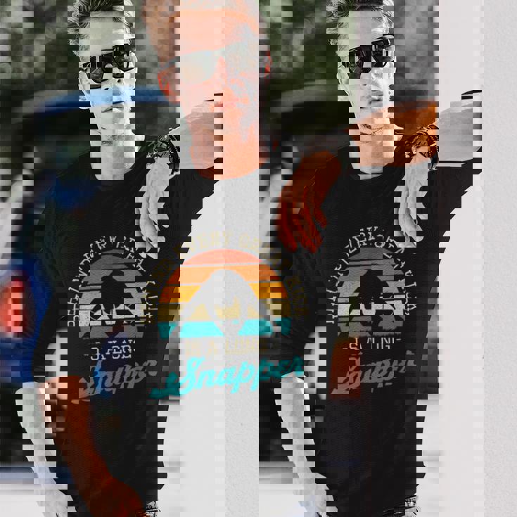 Behind Every Great Kick Is A Longnapper 面白いディープスナッパー 長袖Tシャツ 彼への贈り物