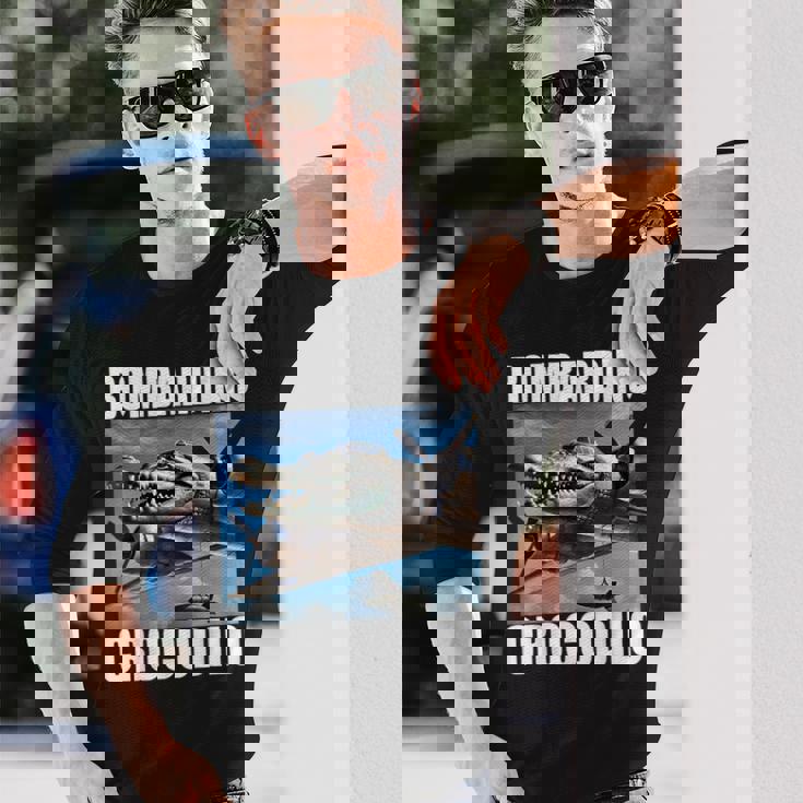 Bombardino Crocodilo イタリアンブレインロットミーム 長袖Tシャツ 彼への贈り物