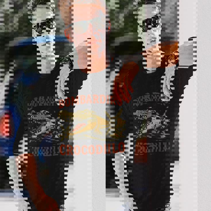 Bombardiro Crocodilo イタリアンブレインロットミーム 長袖Tシャツ 彼への贈り物