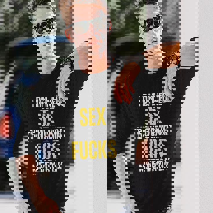 I Don't Needegs The Government F's Me Daily 長袖Tシャツ 彼への贈り物