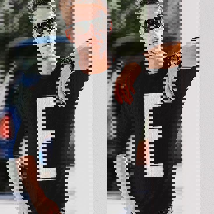 E字アルファベット モノグラム イニシャル 長袖Tシャツ 彼への贈り物