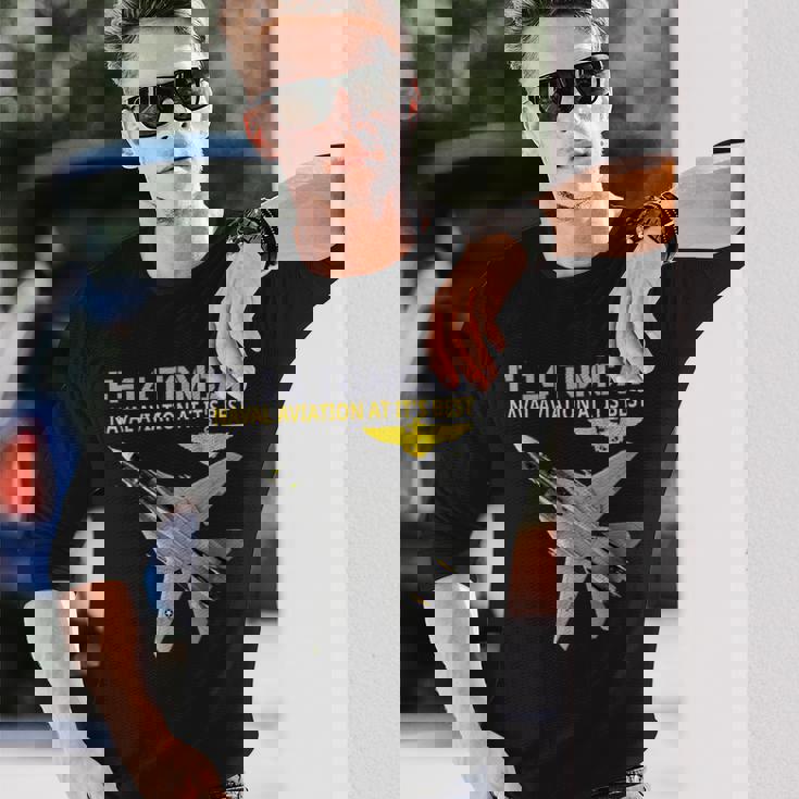 F-14 Tomcatが動作しています。最高の海軍航空。 長袖Tシャツ 彼への贈り物