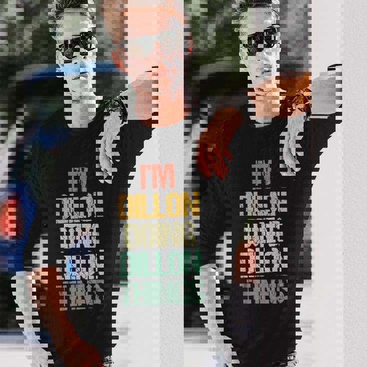 I'm Dillon Doing Dillon Things – 楽しい言葉でクールな名前ディロン 長袖Tシャツ 彼への贈り物