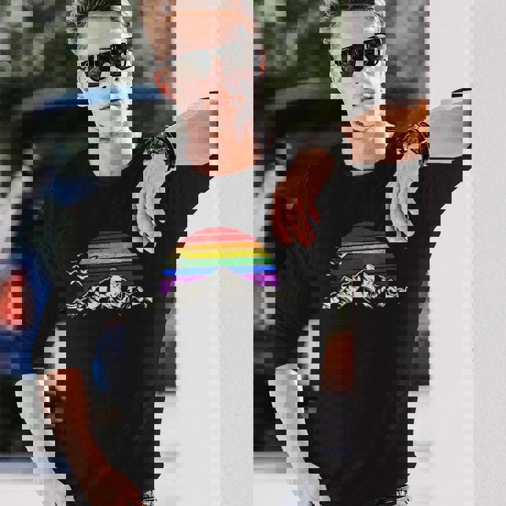 Lgbtq レインボー 山 サンセット ヴィンテージ 長袖Tシャツ 彼への贈り物