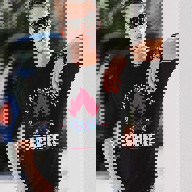 Life Is Better By The Bonfire キャンプファイヤー キャンプ アウトドア ハイカー 長袖Tシャツ 彼への贈り物