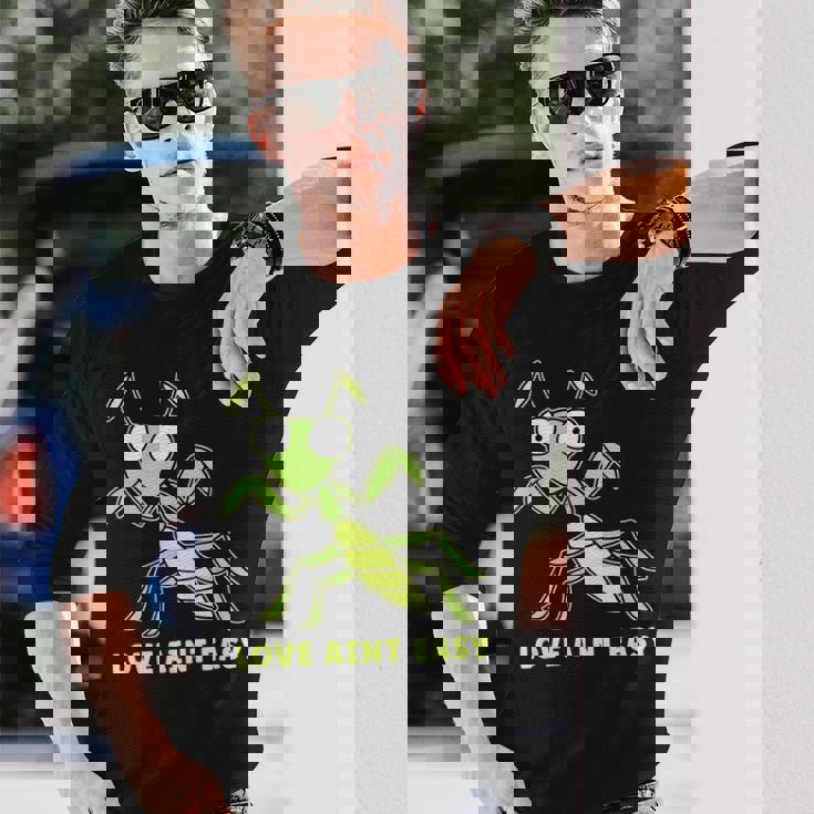 Love Ain't Easy カマキリ ユーモア 昆虫 恋人 ジョーク 長袖Tシャツ 彼への贈り物