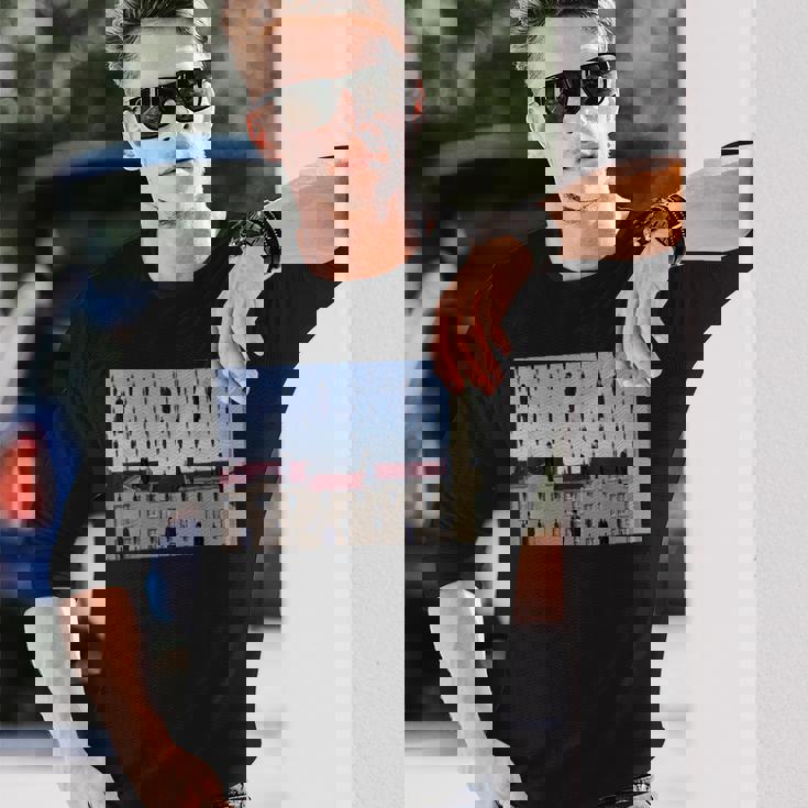 Magritteによるゴルコンダの有名な絵画。 長袖Tシャツ 彼への贈り物