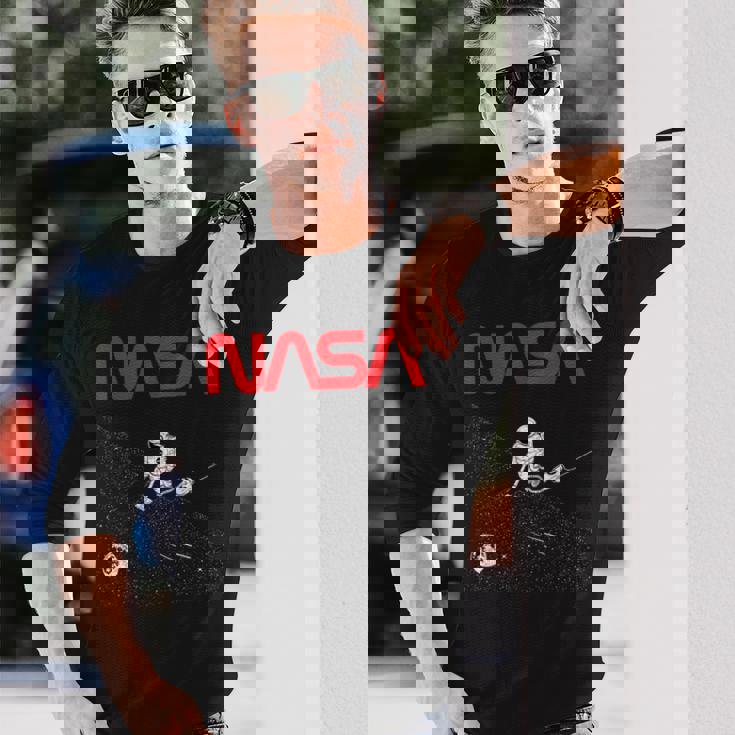 Nasaの宇宙飛行士の掃除機の星のワームのロゴが面白い 長袖Tシャツ 彼への贈り物