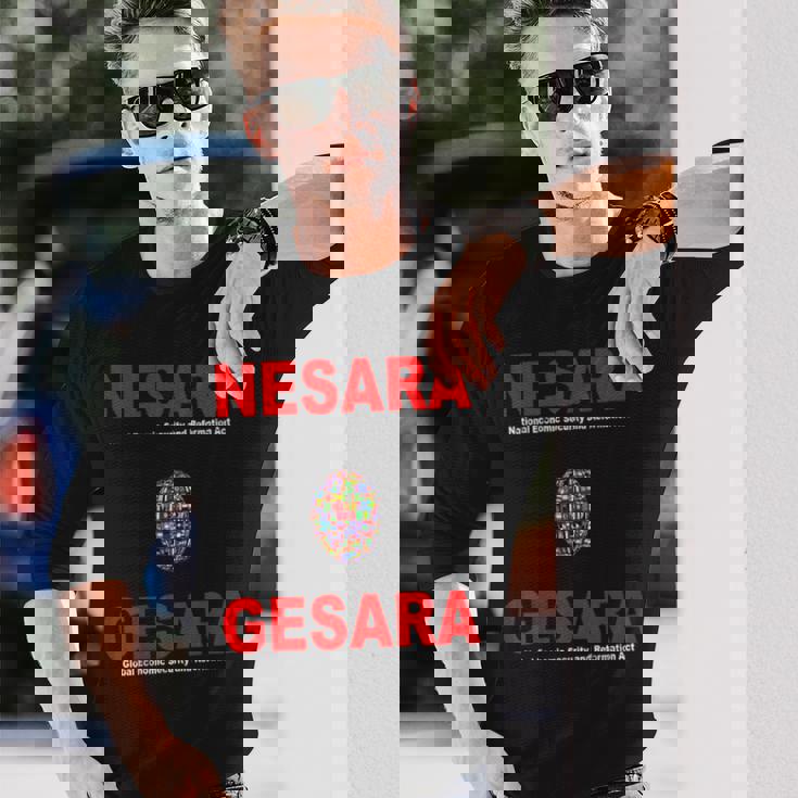 Nesara Gesara、赤い文字。 長袖Tシャツ 彼への贈り物