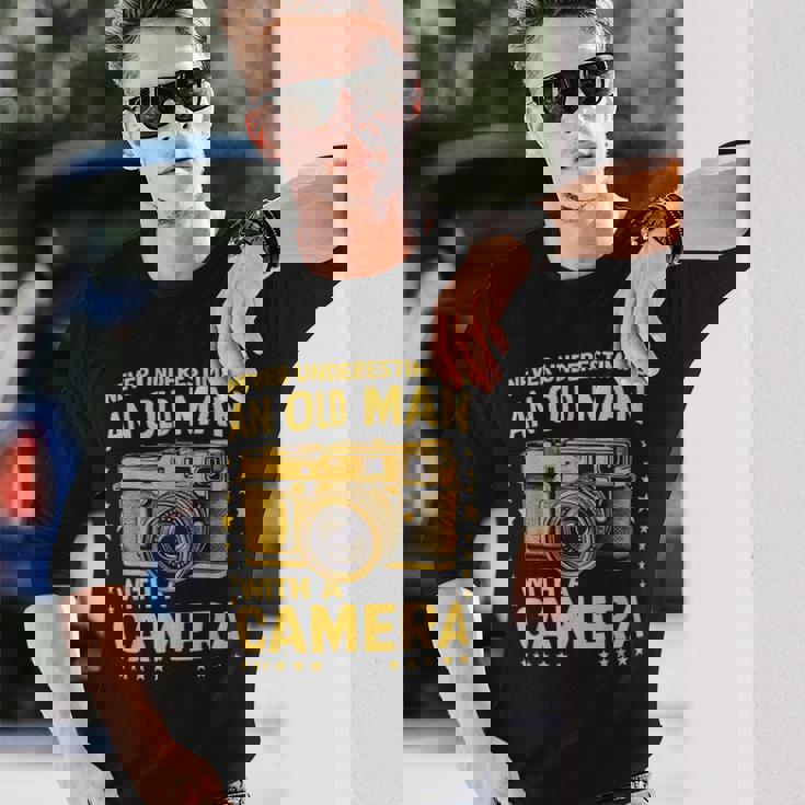Never Underestimate An Old Man With A Camera レトロ ヴィンテージ 長袖Tシャツ 彼への贈り物