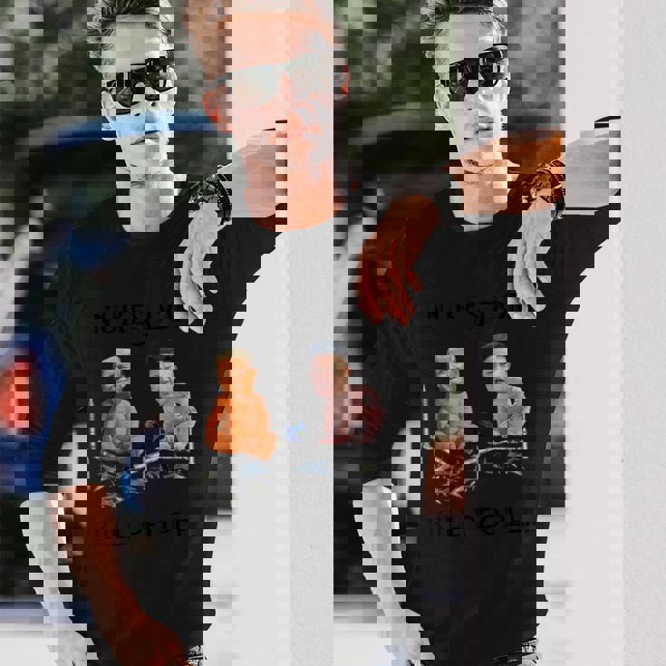 Nukes Don't Kill People…ドナルド・トランプとキム・ジョンウンティー 長袖Tシャツ 彼への贈り物