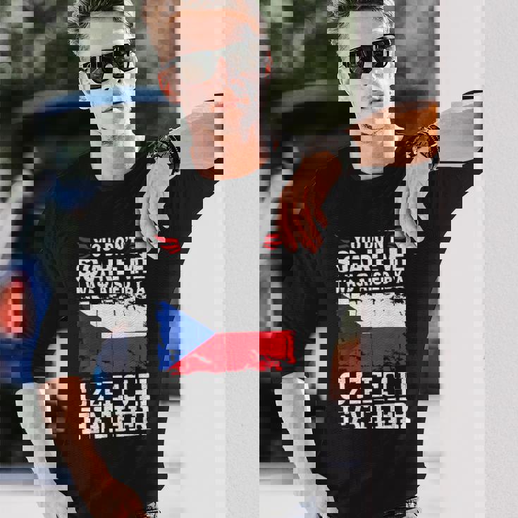 Raised By A Czech Father Father's Day Czech Republic Flag 長袖Tシャツ 彼への贈り物