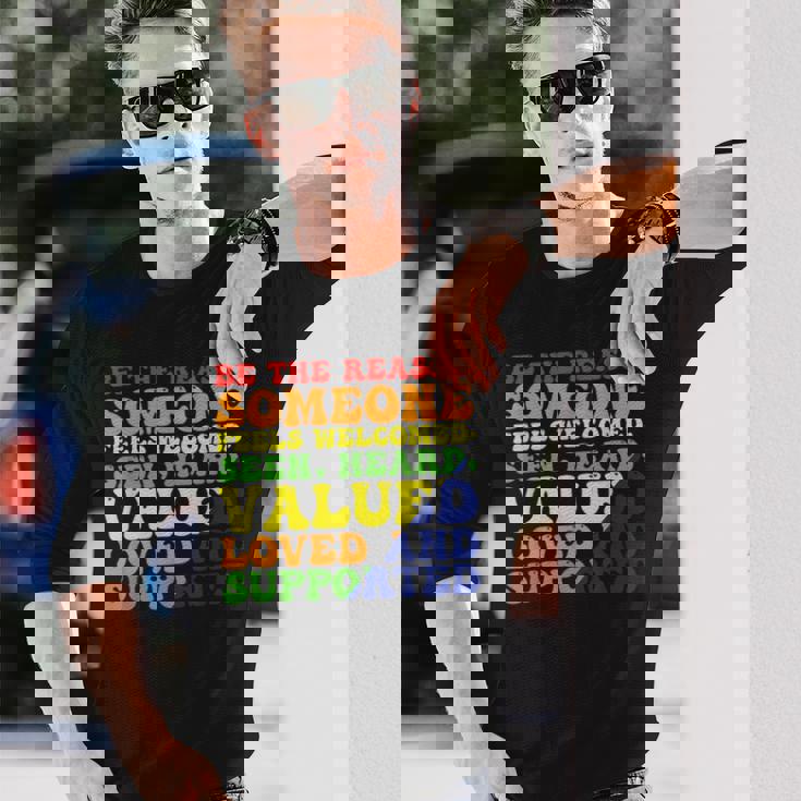 Be The Reason 誰かが歓迎されていると感じる 長袖Tシャツ 彼への贈り物