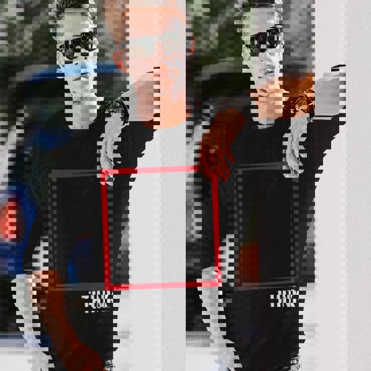 Think Outside The Box 哲学者、本好き、オタクのためのデザイン 長袖Tシャツ 彼への贈り物