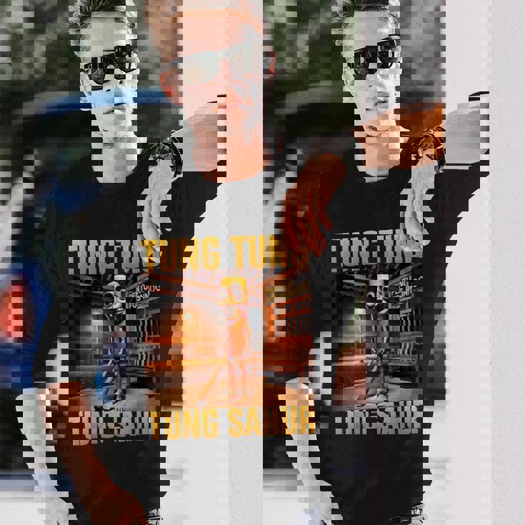 Tung Tung Tungahur Meme Brainrot 長袖Tシャツ 彼への贈り物