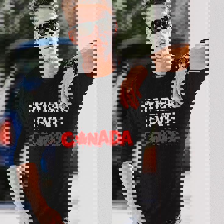 「My Heart Is With Canada」 – カナダ人と強く立つ 長袖Tシャツ 彼への贈り物