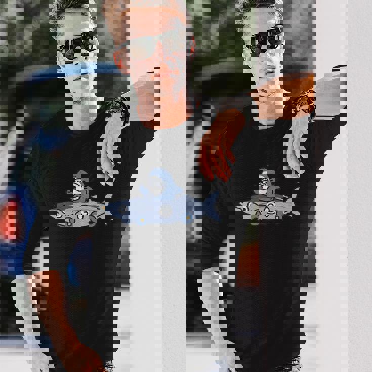 おさかなのくるまを運転するサメ 長袖Tシャツ 彼への贈り物