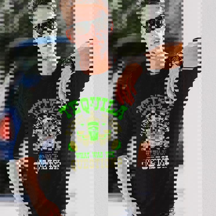 おもしろテキーラ飲んでるテキーラはいつも答えの贈り物 長袖Tシャツ 彼への贈り物