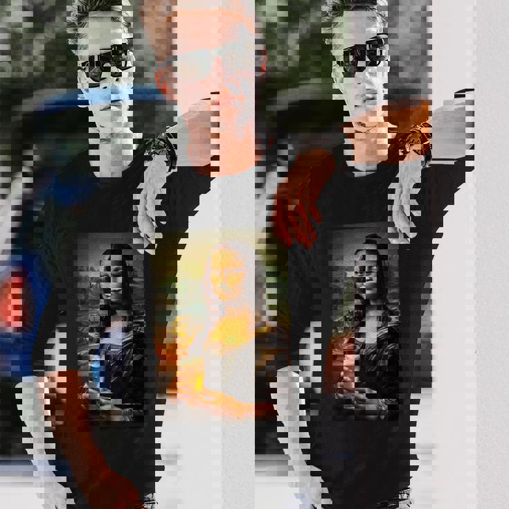 おもしろビールモナリザ絵画アートママパパ。 長袖Tシャツ 彼への贈り物