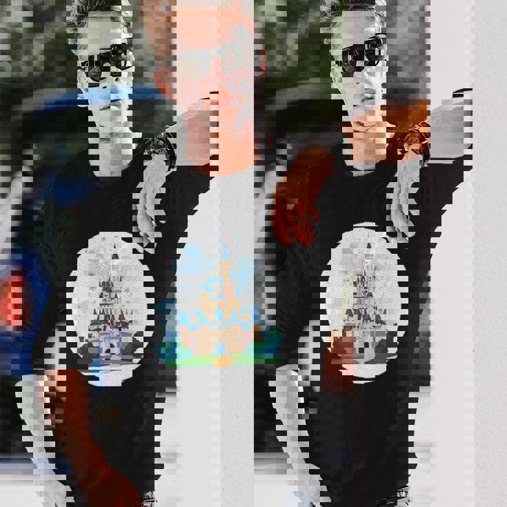 お城ファンのための花火のある素晴らしい魔法の王国 長袖Tシャツ 彼への贈り物