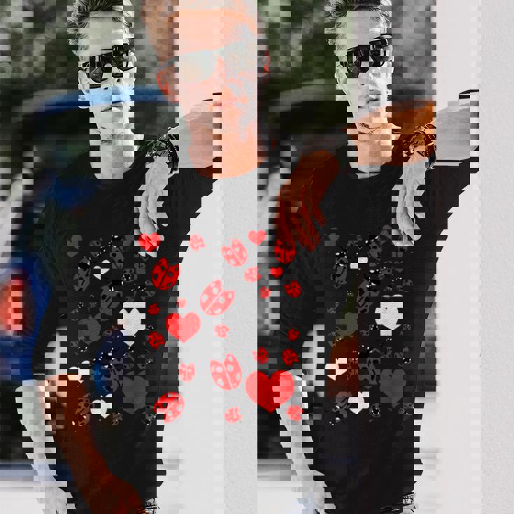 かわいいてんとう虫とハートのてんとう虫柄 長袖Tシャツ 彼への贈り物