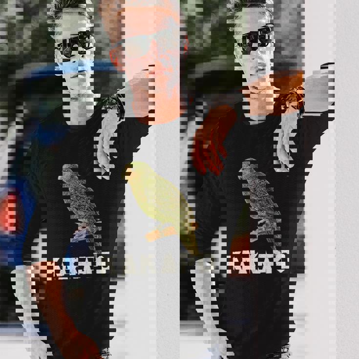 かわいいカカポの鳥が木に座っている 長袖Tシャツ 彼への贈り物