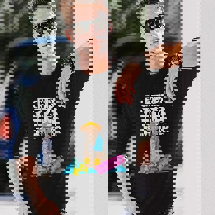 かわいい黄色いラブラドールヨガの先生が犬の子犬のためにヨガを作ります。 長袖Tシャツ 彼への贈り物