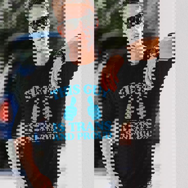 この男はトランスジェンダーで誇り高きトランスジェンダープライド二本指 長袖Tシャツ 彼への贈り物