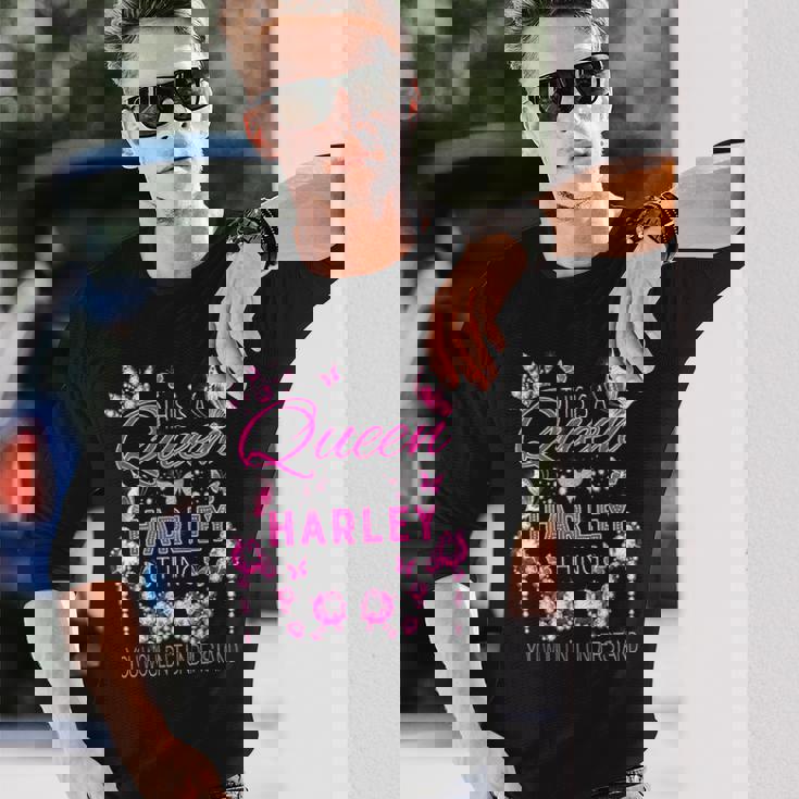 これはハーレーダビッドソンの女王の名前入り誕生日です。 長袖Tシャツ 彼への贈り物