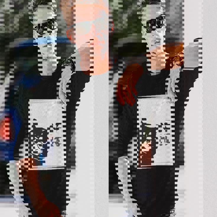 ねこさん Neko ハチワレ『まどの なか から』【どうぶつフレンズ】フキゲンネコ 猫 顔 窓 イラスト 長袖Tシャツ 彼への贈り物