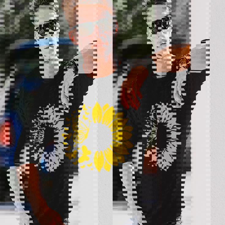 ひまわりと蝶のシルエット、自然の調和。 長袖Tシャツ 彼への贈り物