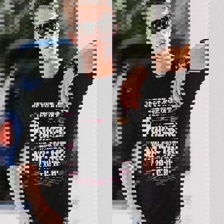 むかしむかし、あるところにお姫様がいました。1983年5月 誕生日 長袖Tシャツ 彼への贈り物