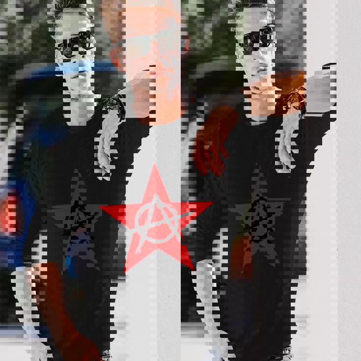 アナーキーサイン、ブラック、レッド、星、海賊、反逆者、パンク、アンチ。 長袖Tシャツ 彼への贈り物