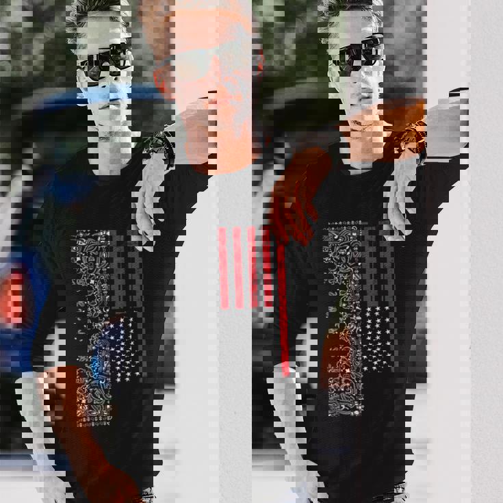 アメリカ、愛国的なアメリカ国旗、ペイズリー、バンダナプリント。 長袖Tシャツ 彼への贈り物