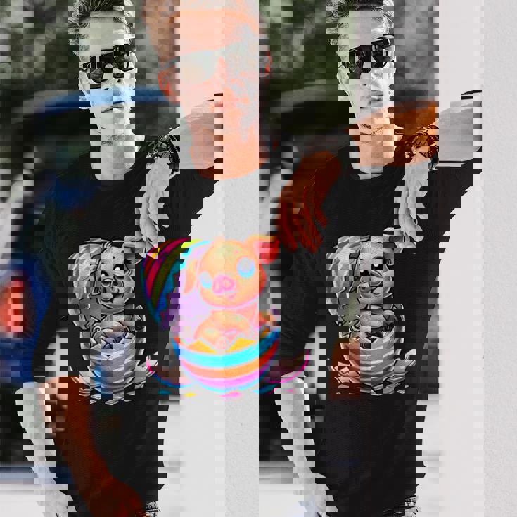 イースターエッグのかわいい赤ちゃん豚の漫画アート。 長袖Tシャツ 彼への贈り物