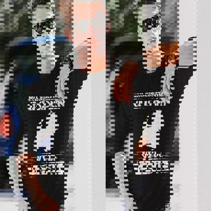 ウェスティ・ドッグを飼っている老人を決して過小評価しないでください 長袖Tシャツ 彼への贈り物