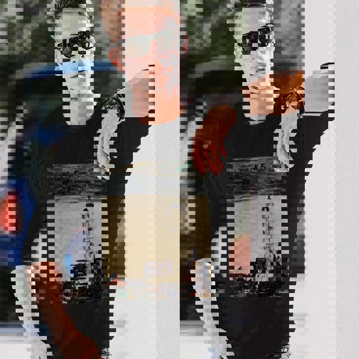 エゴン・シーレ作「ドナウ川のシュタインの教会」1913 長袖Tシャツ 彼への贈り物