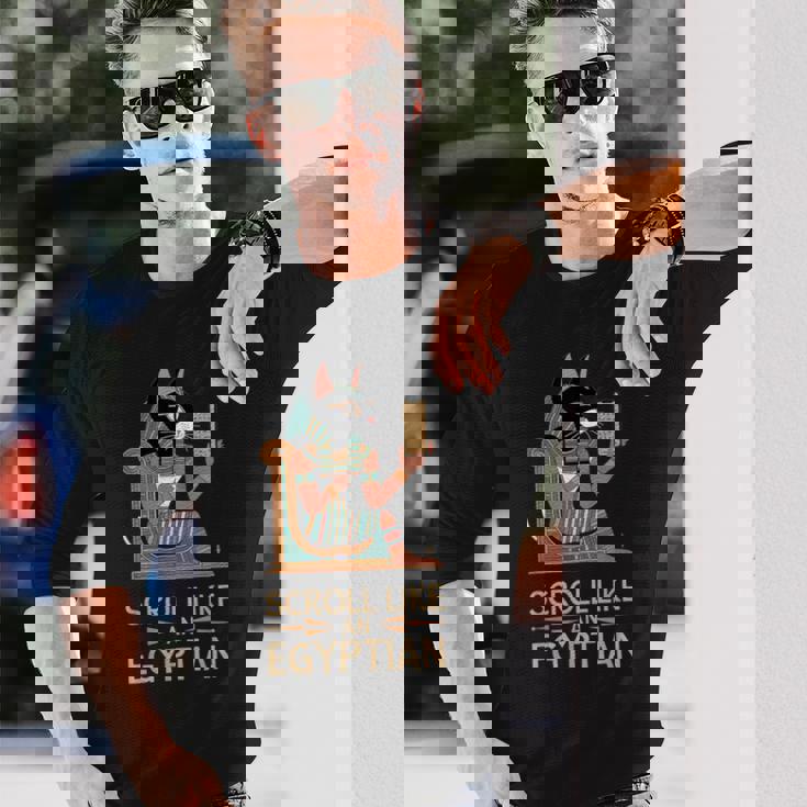 エジプトの猫のようなスクロールデザイン。 長袖Tシャツ 彼への贈り物