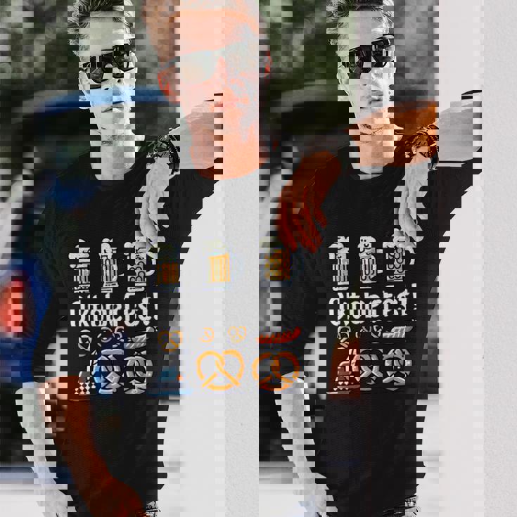 オクトーバーフェストをモチーフにしたビールジョッキ、ヴィースンのプレッツェル 長袖Tシャツ 彼への贈り物