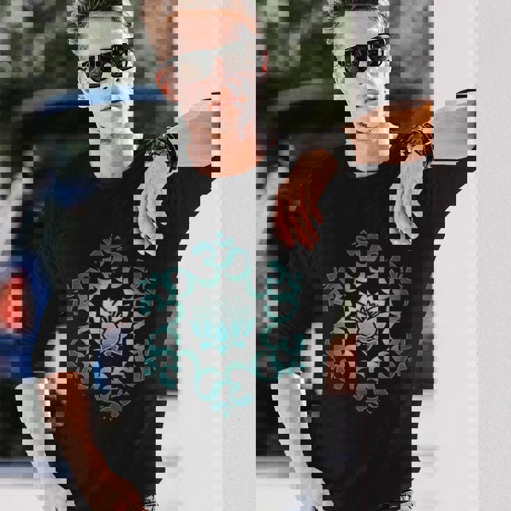 オム、マントラ、シンボル、マンダラ、蓮の花、仏教、ヨガ 長袖Tシャツ 彼への贈り物