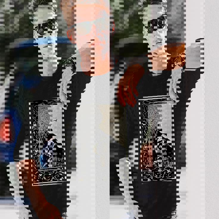 オーブリー・ビアズリー作「女に似た悪魔」1893 長袖Tシャツ 彼への贈り物