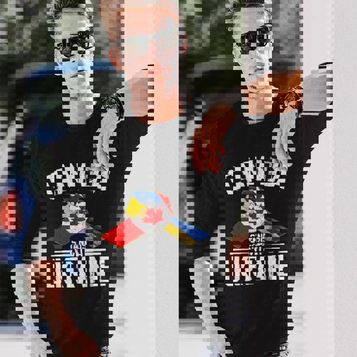 カナダはウクライナのウクライナのカナダの旗のtシャツで立ちます 長袖Tシャツ 彼への贈り物