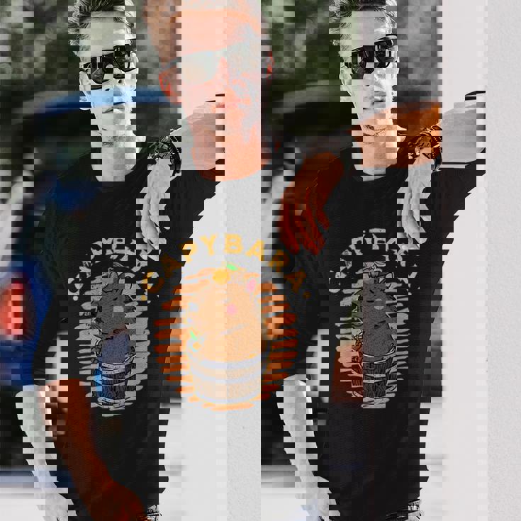 カピバラ 飼育員 動物 げっ歯類 自然 リラックス スパ 長袖Tシャツ 彼への贈り物