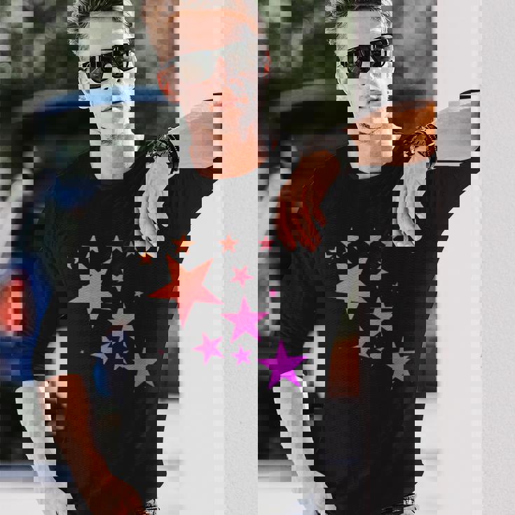 カラフルなオレンジピンクの星、流れ星柄デザイン。 長袖Tシャツ 彼への贈り物