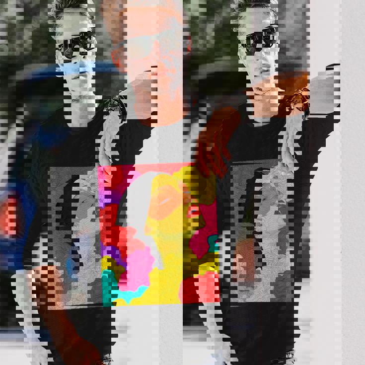 カラフルなドリームスケープ – シュールな顔と抽象的な波 長袖Tシャツ 彼への贈り物