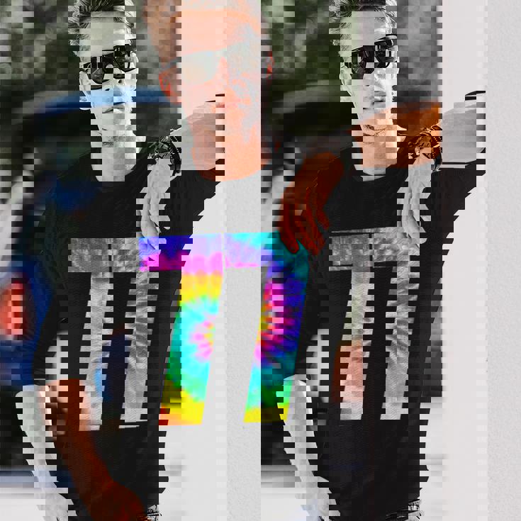 カラフルな絞り染め 77歳の誕生日または77番のチームイベント 長袖Tシャツ 彼への贈り物