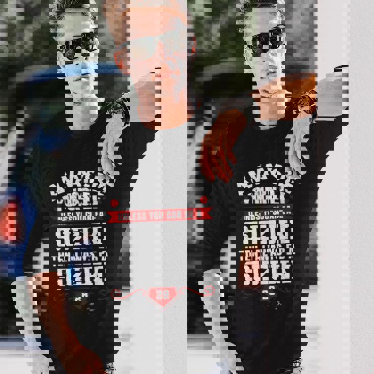 カート・スズキ Always Be Yourself Gameday 長袖Tシャツ 彼への贈り物