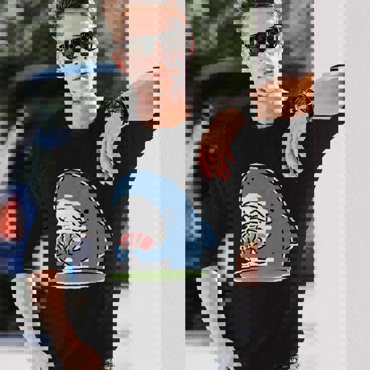 カード遊びをするサメ 長袖Tシャツ 彼への贈り物