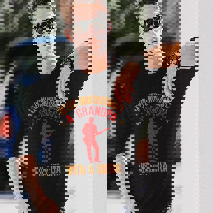 ギターを持ったおじいちゃんを決して過小評価しないでください 長袖Tシャツ 彼への贈り物